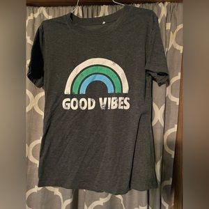 Women’s good vibes graphic tee
